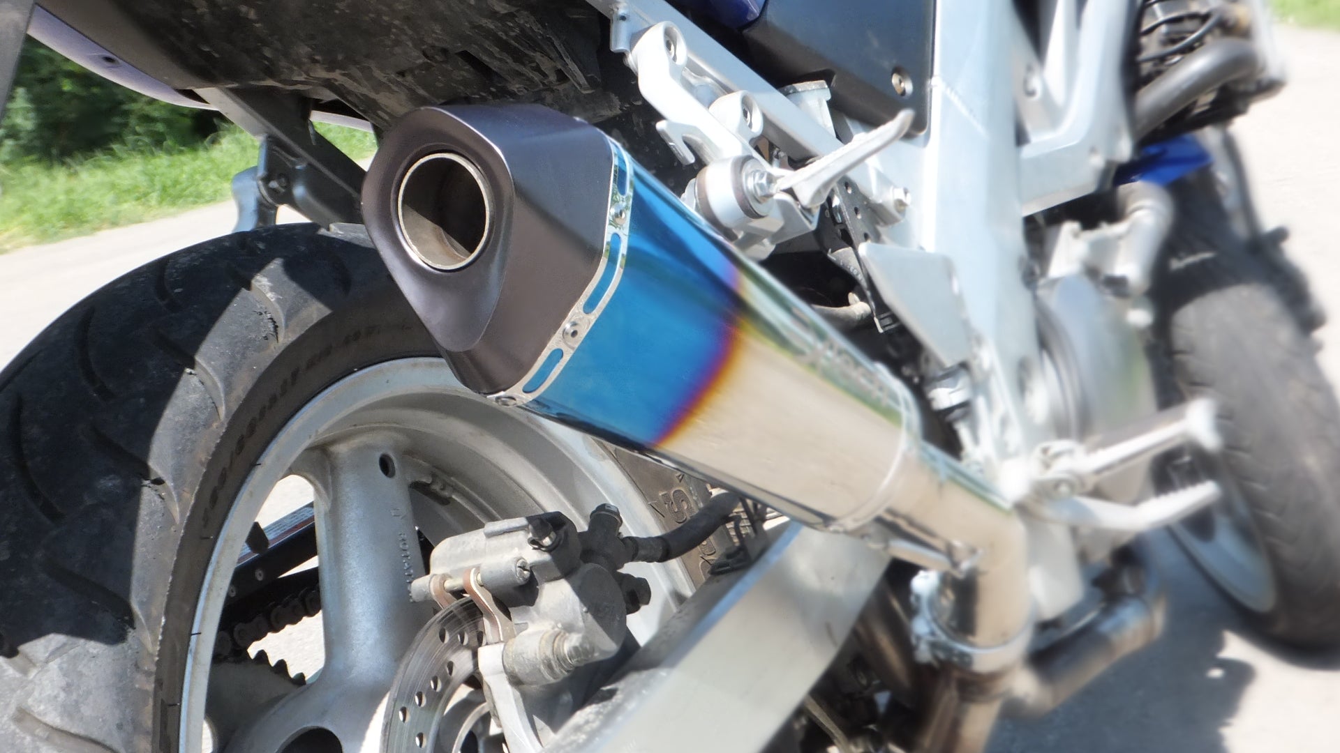 ExTech Blue Power SST hangtompító közelről, Suzuki SV650 tuning 78 lóerő